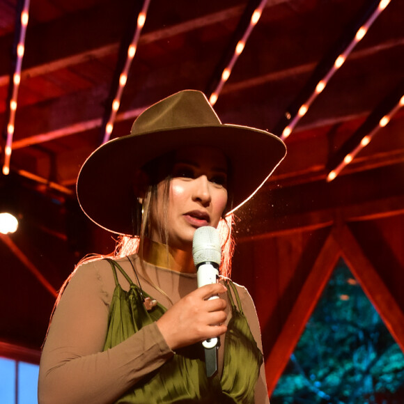 A cantora Simone Mendes usou chapéu marrom em segundo look