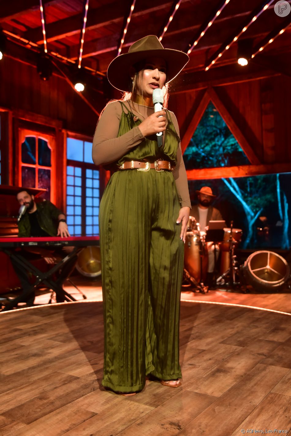 Usou Moda de Simone Mendes: sertaneja valoriza corpo com 2 looks com macacão ...