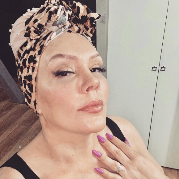 Simony valoriza o visual com turbantes após raspar a cabeça