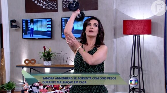 Fátima Bernardes simula exercícios com halter e revela que usa anilhas para definir músculos: 'Faço em casa'