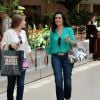 Fátima Bernardes é clicada em passeio com amiga em shopping. Jornalista quer repetir o momento mais vezes em 2015