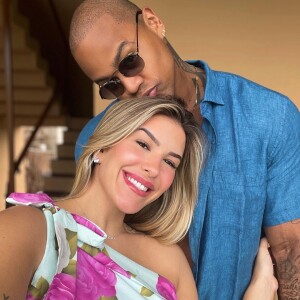 Lorena Improta curte companhia de Léo Santana durante repouso