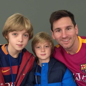 Luciano Huck mostrou uma foto dos filhos, ainda pequenos, com Lionel Messi