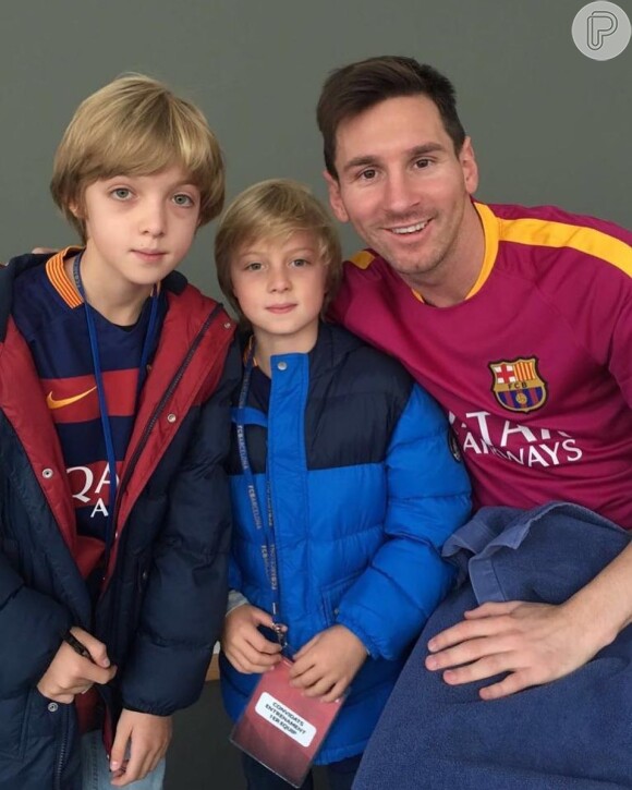 Luciano Huck mostrou uma foto dos filhos, ainda pequenos, com Lionel Messi
