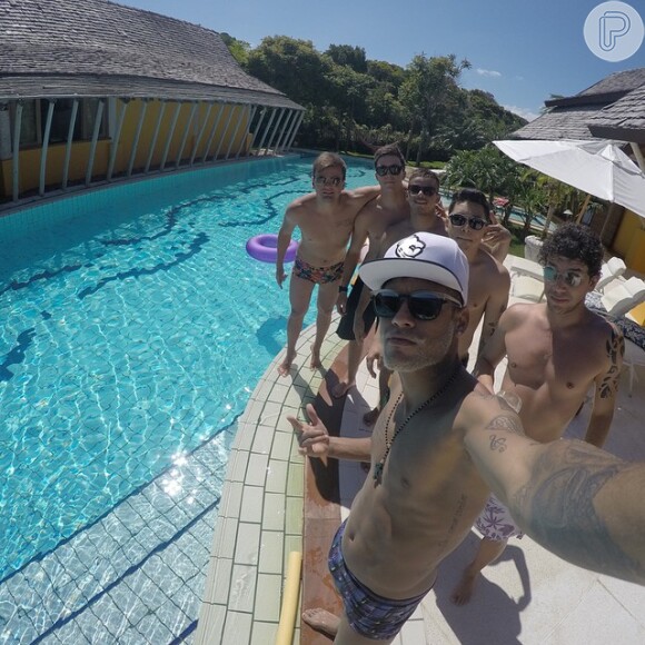 Neymar chega a Barcelona após se despedir do Brasil. Jogador postou foto comemorando ter se reencontrado com amigos em período de férias: 'Meus amigos, amo vocês'