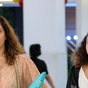 Camila Pitanga e Antônia passearam em um shopping na Zona Sul do Rio de Janeiro