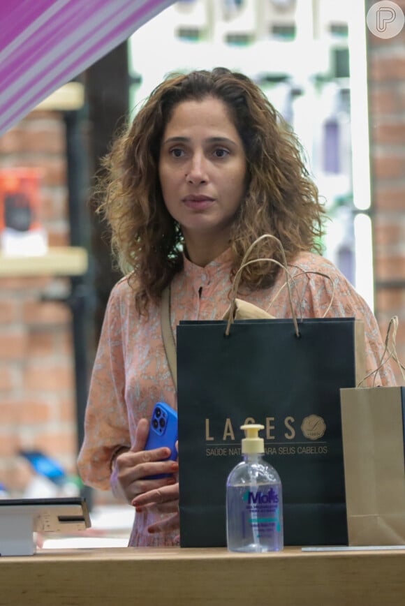 Camila Pitanga visitou uma loja de produtos especializados em saúde capilar