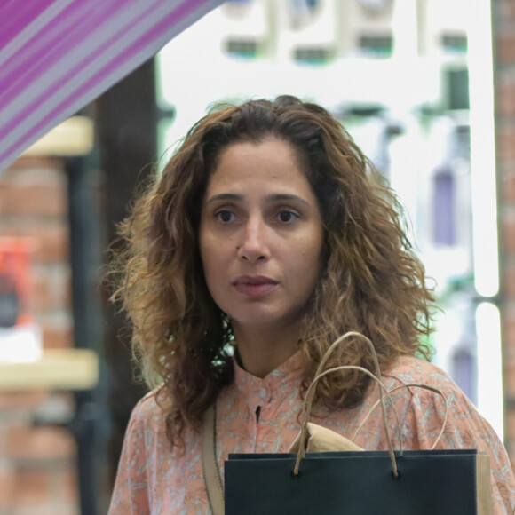 Camila Pitanga visitou uma loja de produtos especializados em saúde capilar