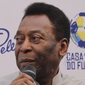 Filhas de Pelé seguem se revezando no hospital para cuidar do pai, internado com câncer