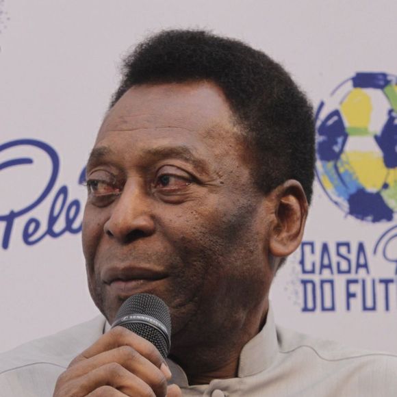 Filhas de Pelé seguem se revezando no hospital para cuidar do pai, internado com câncer
