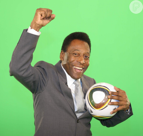 Pelé é considerado o 'atleta do século' e 'rei do futebol', com diversos títulos na carreira, como 3 Copas do Mundo