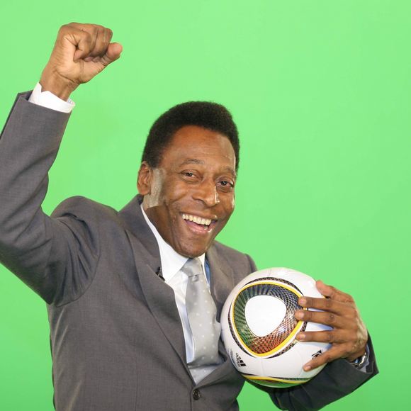 Pelé é considerado o 'atleta do século' e 'rei do futebol', com diversos títulos na carreira, como 3 Copas do Mundo