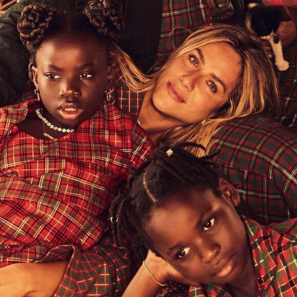 Giovanna Ewbank e Bruno Gagliasso protagonizaram um ensaio natalino ao lado dos filhos