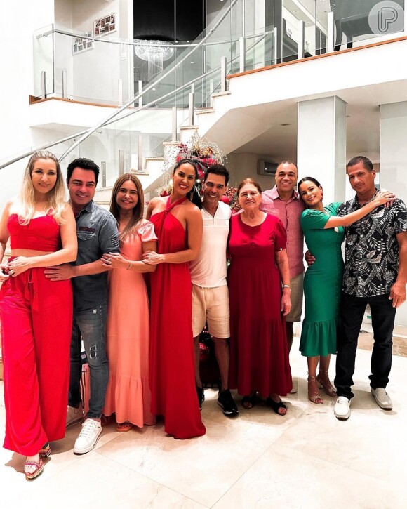Zezé Di Camargo registrou fotos da família reunida na noite de Natal