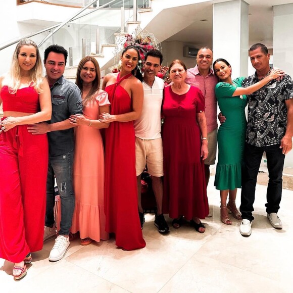 Zezé Di Camargo registrou fotos da família reunida na noite de Natal