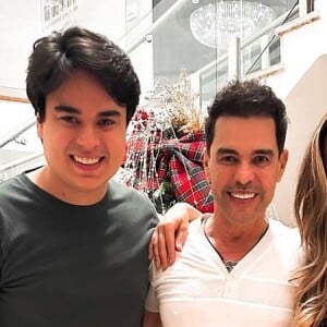 Zezé Di Camargo posou com os filhos Igor e Wanessa no Natal