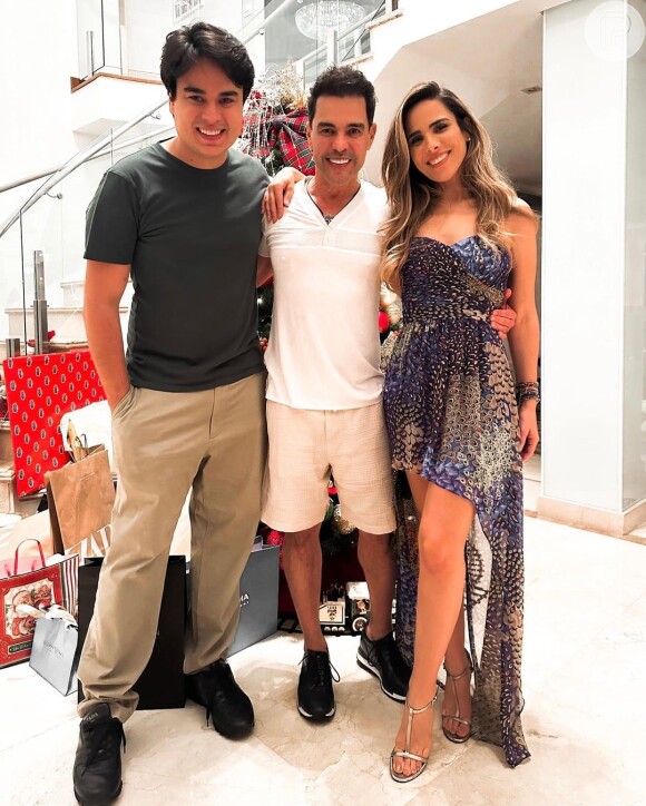 Zezé Di Camargo posou com os filhos Igor e Wanessa no Natal