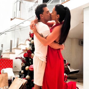 Zezé Di Camargo trocou beijos com a noiva, Graciele Lacerda, no Natal