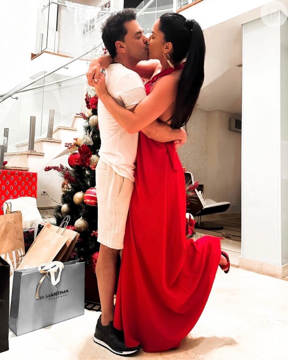 Zezé Di Camargo trocou beijos com a noiva, Graciele Lacerda, no Natal