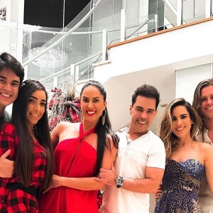 Zezé Di Camargo mostrou foto com Wanessa Camargo e Dado Dolabella na noite de Natal em família