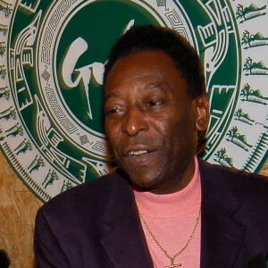 Pelé foi internado para tratar um câncer no cólon