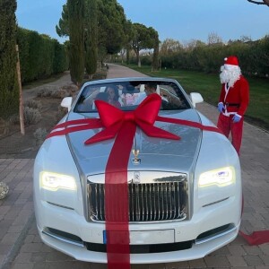 Cristiano Ronaldo ganhou um carro de luxo, Rolls Royce Phantom de teto reversível, de Natal da mulher, Georgina Rodriguez