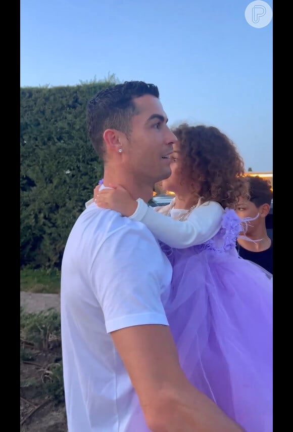 Cristiano Ronaldo não escondeu a surpresa com a 'lembrancinha' que ganhou da mulher, Georgina Rodriguez