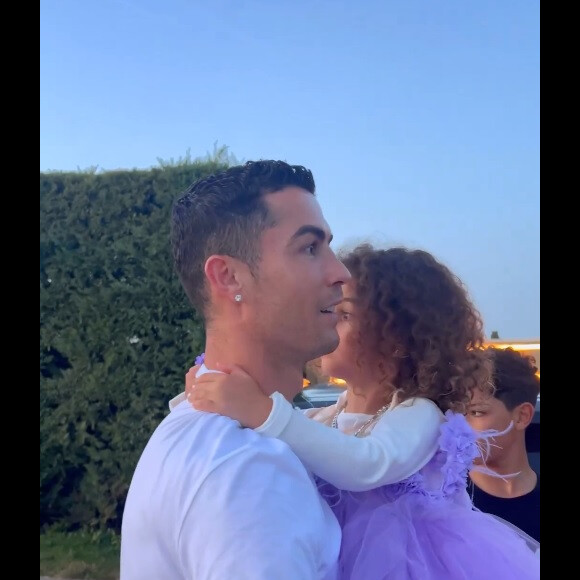Cristiano Ronaldo não escondeu a surpresa com a 'lembrancinha' que ganhou da mulher, Georgina Rodriguez