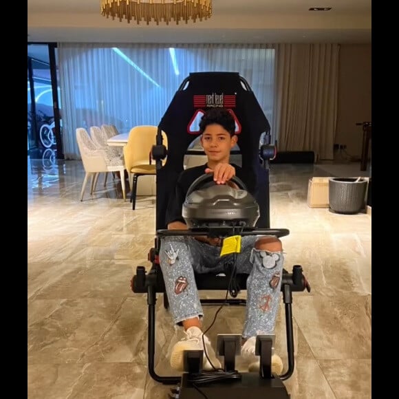 Filho mais velho de Cristiano Ronaldo, Ronaldo Jr. se divertiu com seu presente de Natal