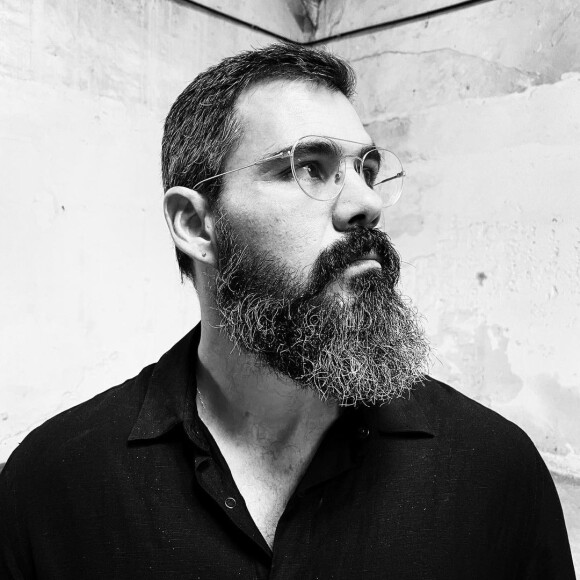 Juliano Cazarré frisou que os outros filhos do casal estavam com a babá, mas as gravações do programa atrasaram e o avançar do horário o deixou ainda mais angustiado