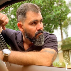 Juliano Cazarré falou sobre política em vídeo e negou ser bolsonarista: 'Não quer dizer que concorde com p*rra nenhuma do que esse cara fala ou faz'