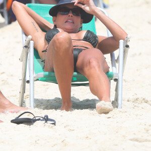 Deborah Secco pegou sol em uma cadeira de praia