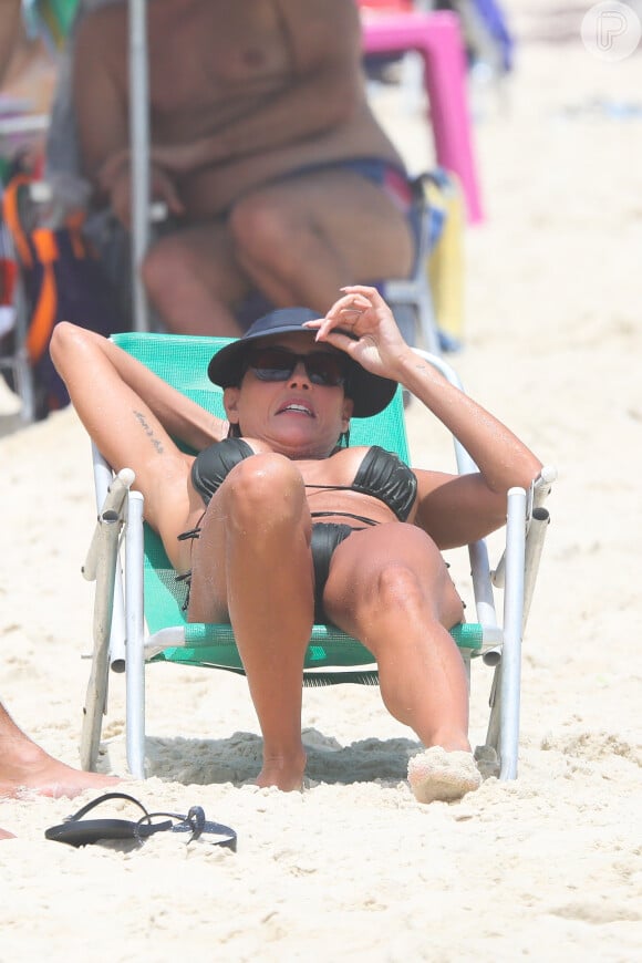 Deborah Secco pegou sol em uma cadeira de praia