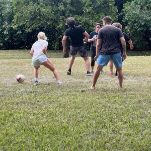 Luísa Sonza apareceu em dias de descanso e jogando futebol com parentes