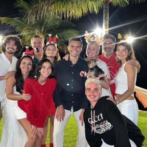 Bruna Marquezine e Xolo Maridueña passaram o Natal juntos na casa de praia de Xuxa Meneghel, em Angra dos Reis, famosa cidade do literal do Rio de Janeiro