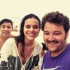Bruna Marquezine posa com fãs na praia Brava, em Santa Catarina