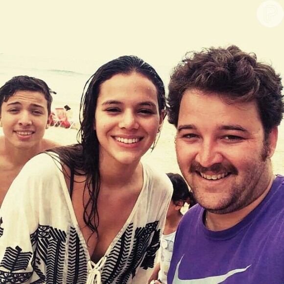Bruna Marquezine posa com fãs na praia Brava, em Santa Catarina