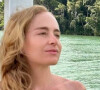 De biquíni tomara que caia e sem make, Angélica colecionou elogios pela beleza natural em foto durante passeio de barco em 28 de dezembro de 2022