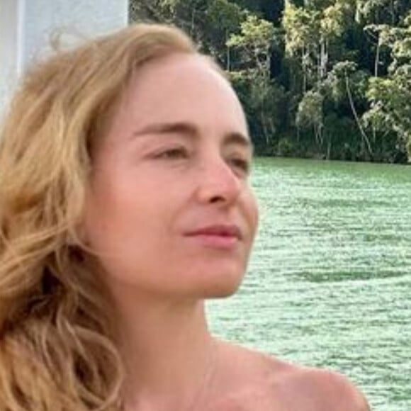 De biquíni tomara que caia e sem make, Angélica colecionou elogios pela beleza natural em foto durante passeio de barco em 28 de dezembro de 2022