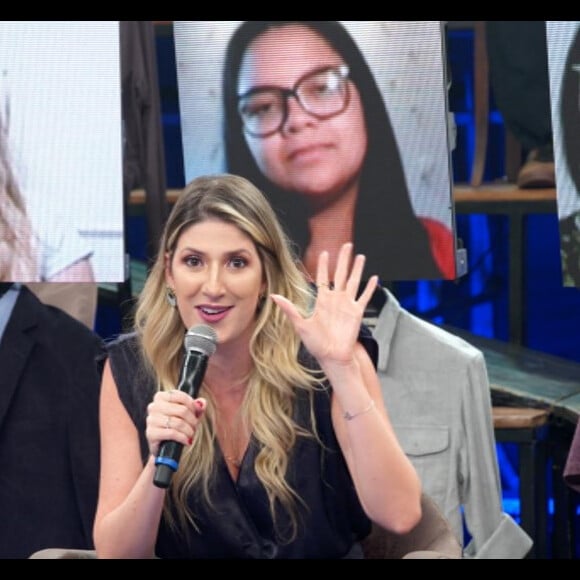 Dani Calabresa contou que suas nádegas grudaram com a cera.