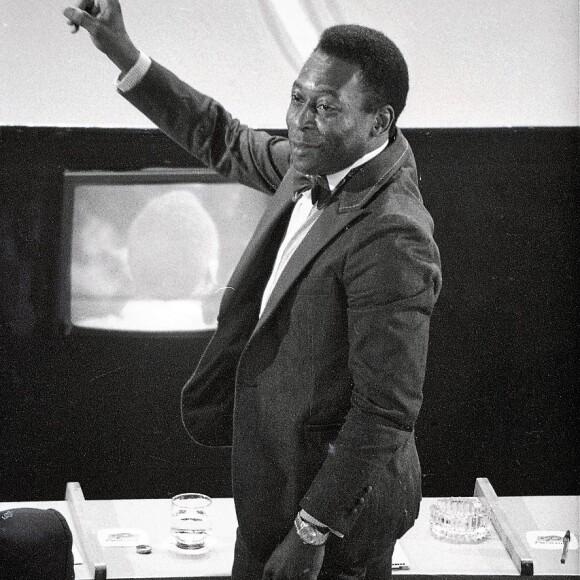 Morte de Pelé foi lamentada por Galvão Bueno deixou sua mensagem ao ex-jogador. 'Pelé é eterno!! Rei Pelé!! Primeiro e único!'