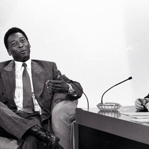 Morte de Pelé: o 'rei do futebol' morreu aos 82 anos depois de 1 mês internado. Na foto, Pelé é entrevistado por Jô Soares em 1989