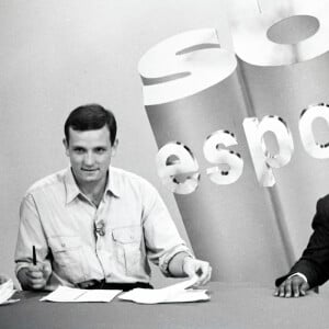 Pelé em foto de 1990 em programa esportivo do SBT ao lado de Roberto Cabrini