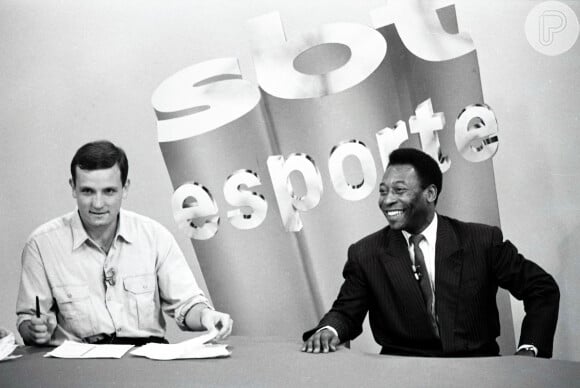 Pelé em foto de 1990 em programa esportivo do SBT ao lado de Roberto Cabrini