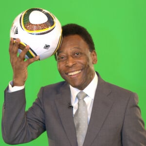 Pelé morreu de falência múltipla dos órgãos após enfrentar um câncer no cólon