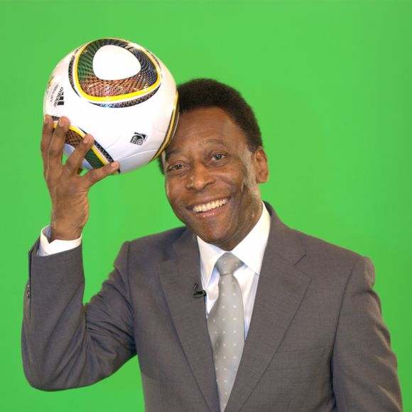 Pelé morreu de falência múltipla dos órgãos após enfrentar um câncer no cólon