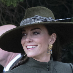 Kate Middleton chamou atenção ao desfilar com um sobretudo verde da grife Alexandre McQueen e um chapéu na mesma tonalidade