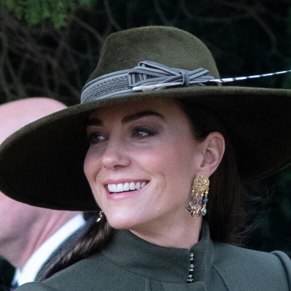 Kate Middleton chamou atenção ao desfilar com um sobretudo verde da grife Alexandre McQueen e um chapéu na mesma tonalidade