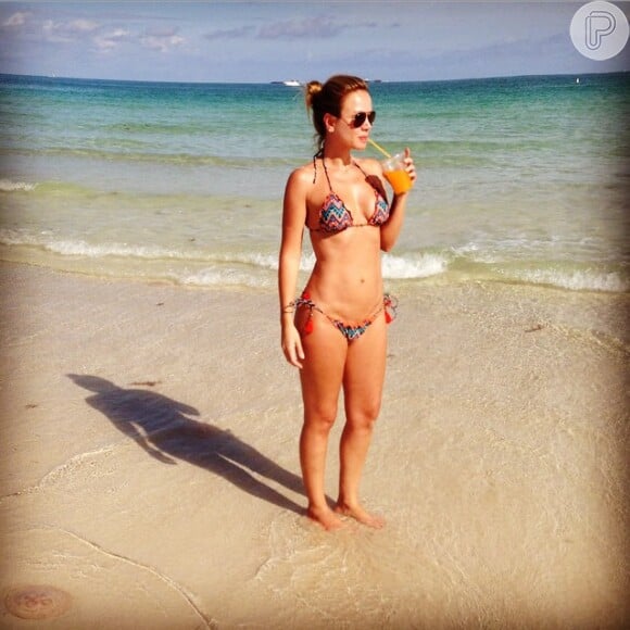 Eliana mostra barriga chapada e pernas torneadas durante férias na praia em foto publicada em sua conta de Instagram neste domingo, 4 de janeiro de 2015