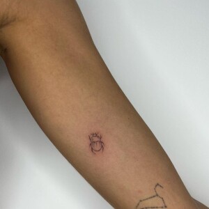Bruna Marquezine fez tatuagem de besouro na parte interna do braço